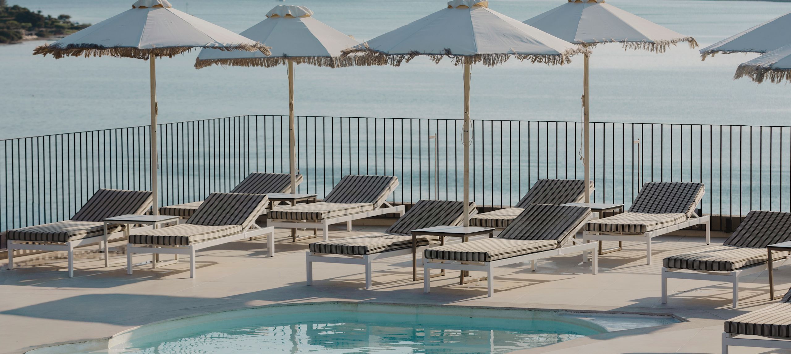 Piscină exterioară cu scaune Lounge