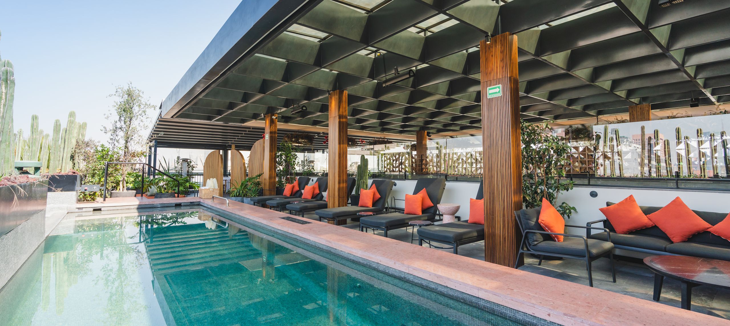 Venkovní bazén a odpočívárna