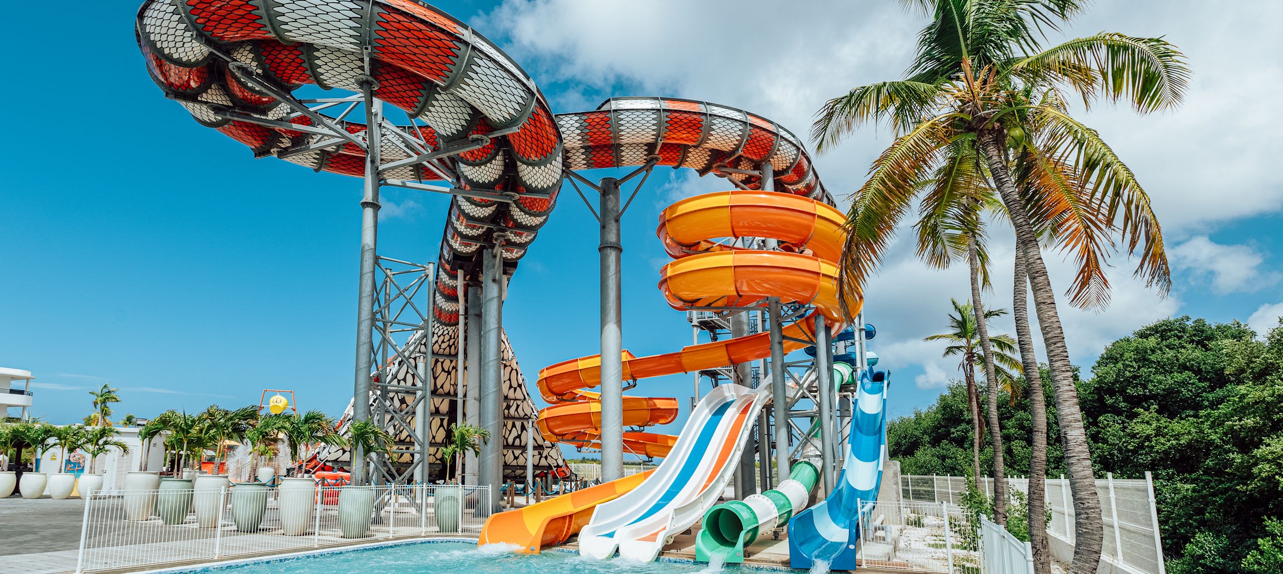 Aqua park geniş sürgülü ve havuzlu