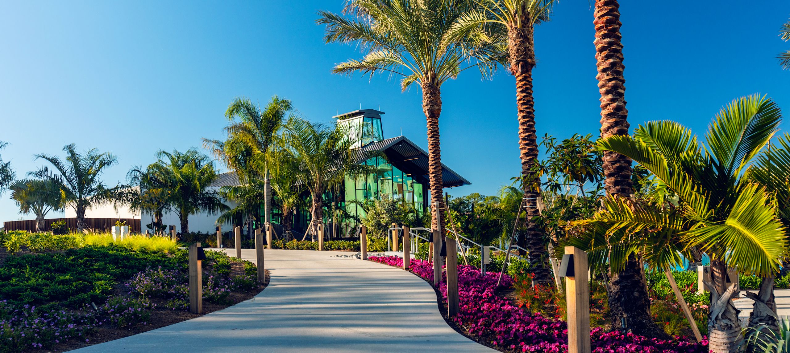 Gehen Sie zum Außenbereich des Resorts