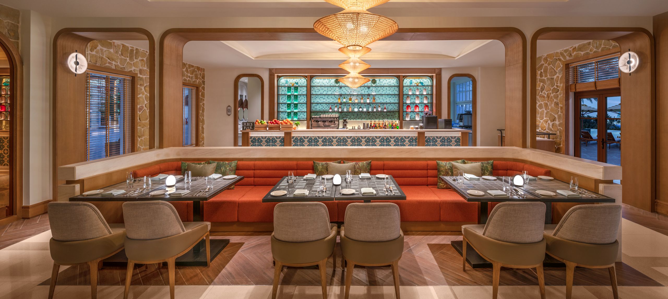 area duduk bar dengan meja dan kursi