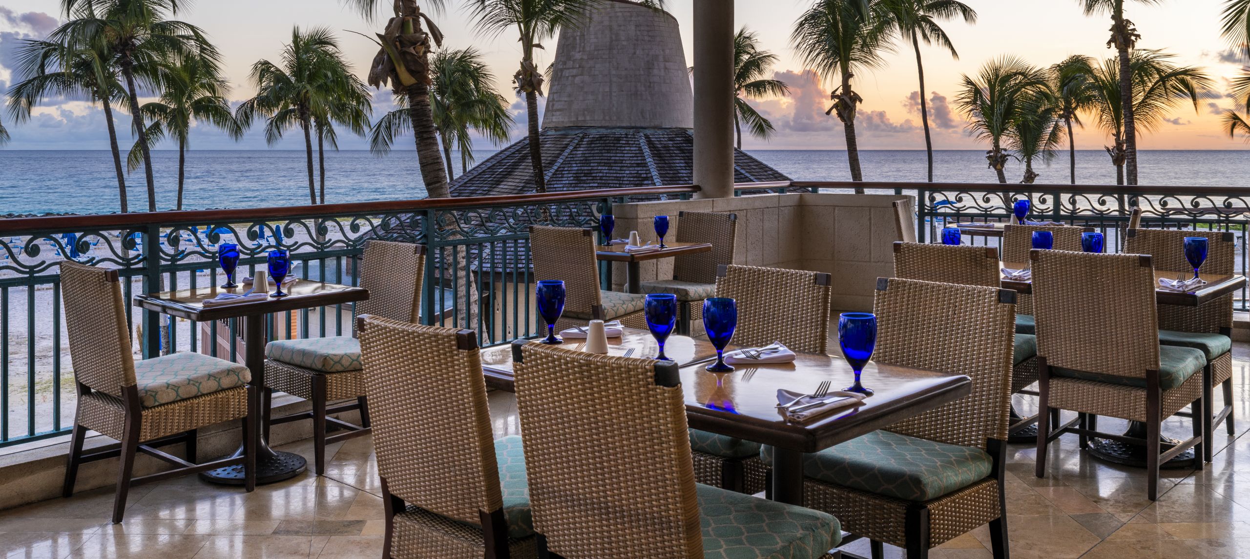 Terrasse du phare avec vue sur la plage