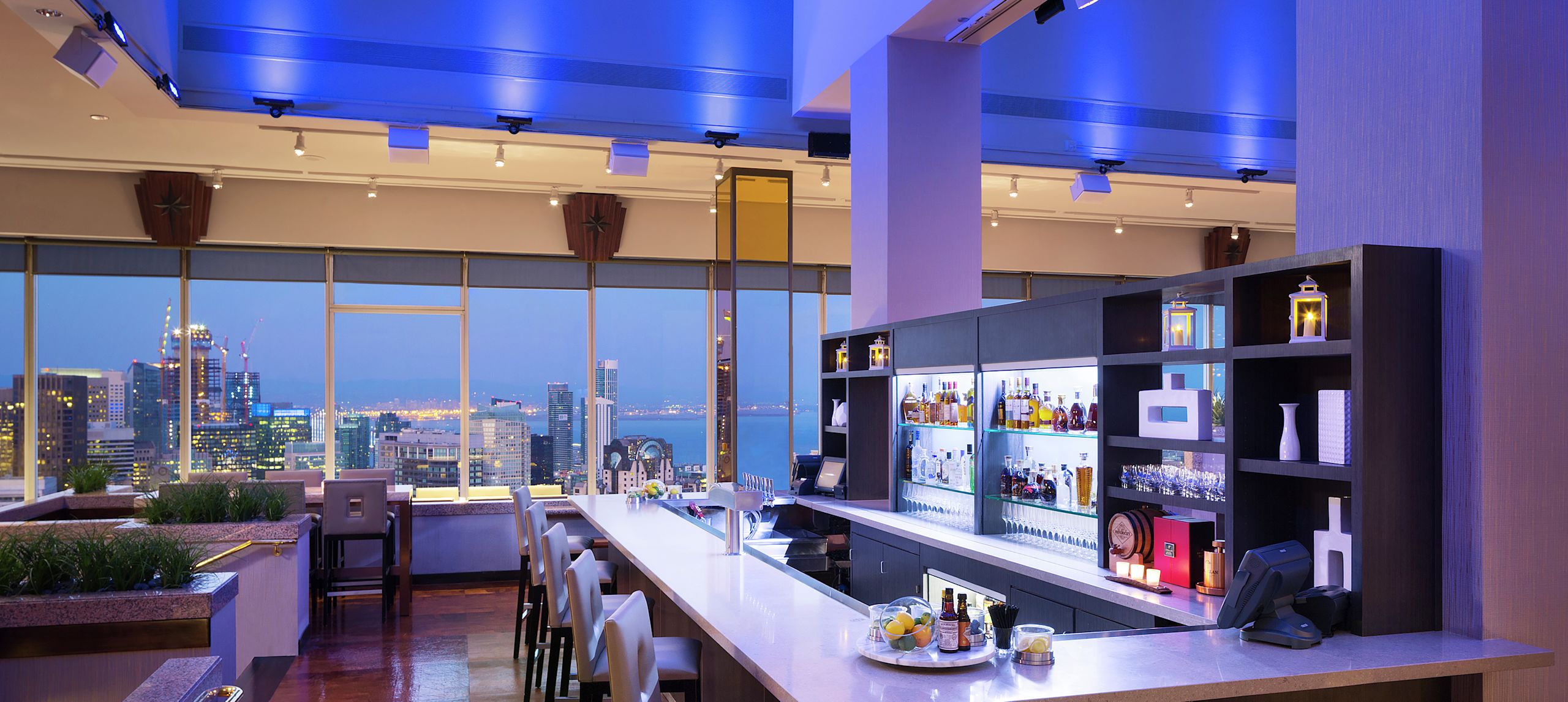 空中酒吧坐拥迷人城市全景