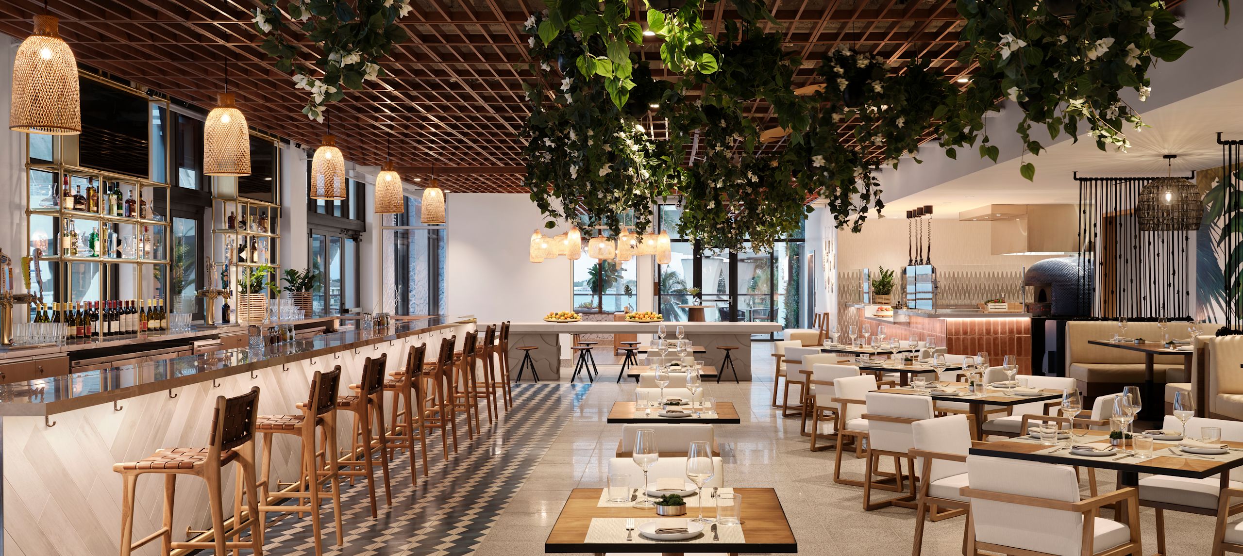 Olive & Sea 餐饮和酒吧区