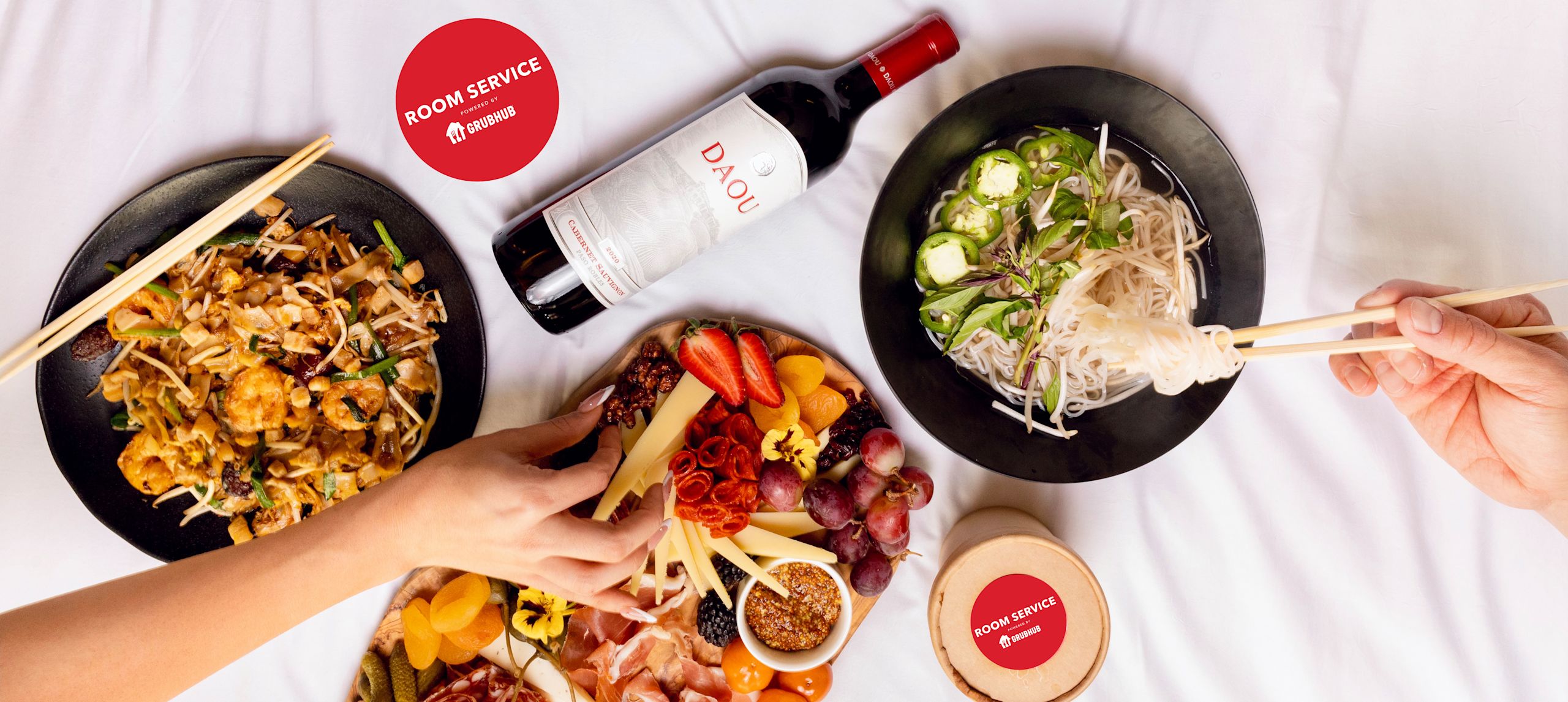 assiettes et bols de nourriture, bouteille de vin