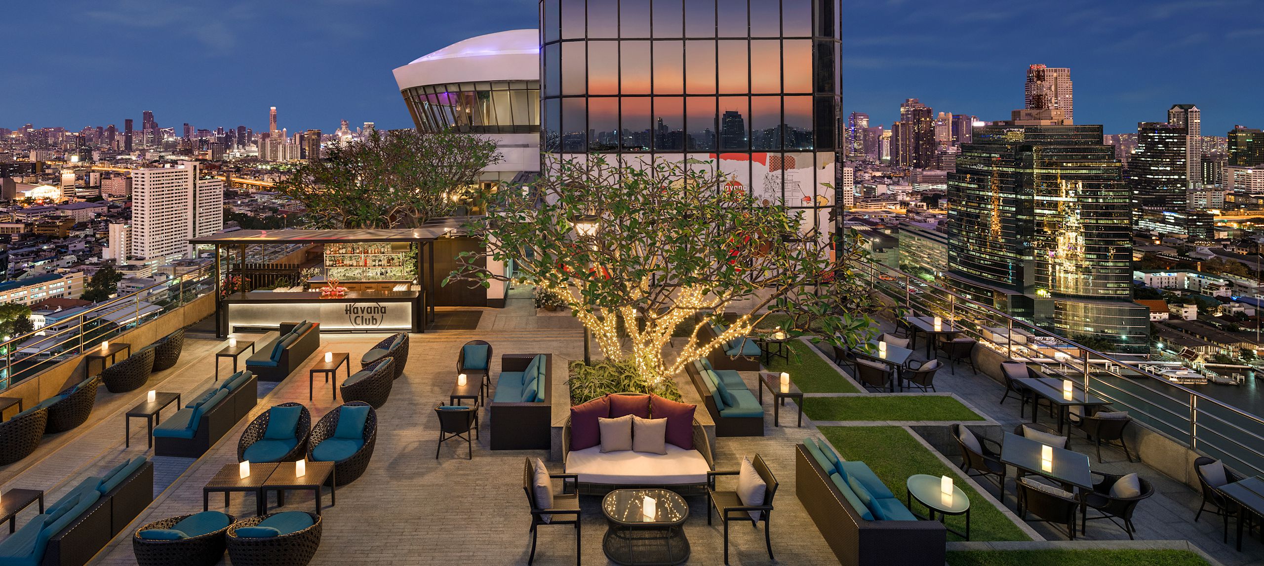 Terrasse avec vue sur la ville au ThreeS6ty Rooftop Bar