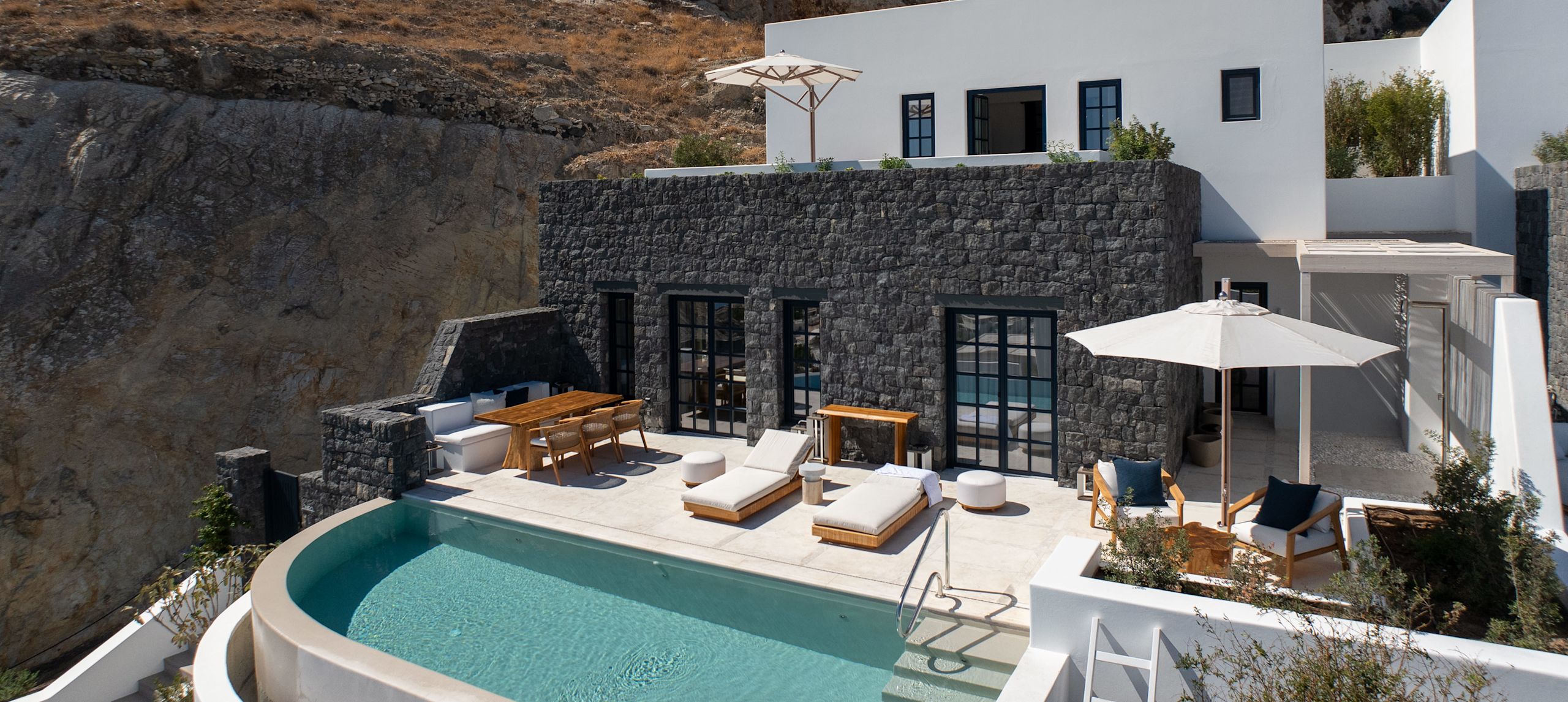 Вид с воздуха на внутренний дворик курорта с отдельным бассейном и шезлонгами. 