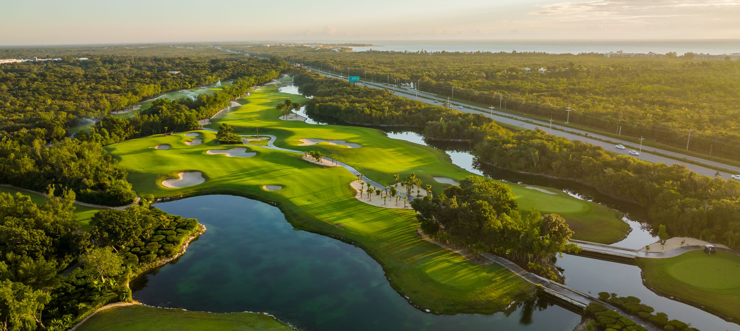 Vedere aeriană a unui teren de golf cu caracteristici acvatice