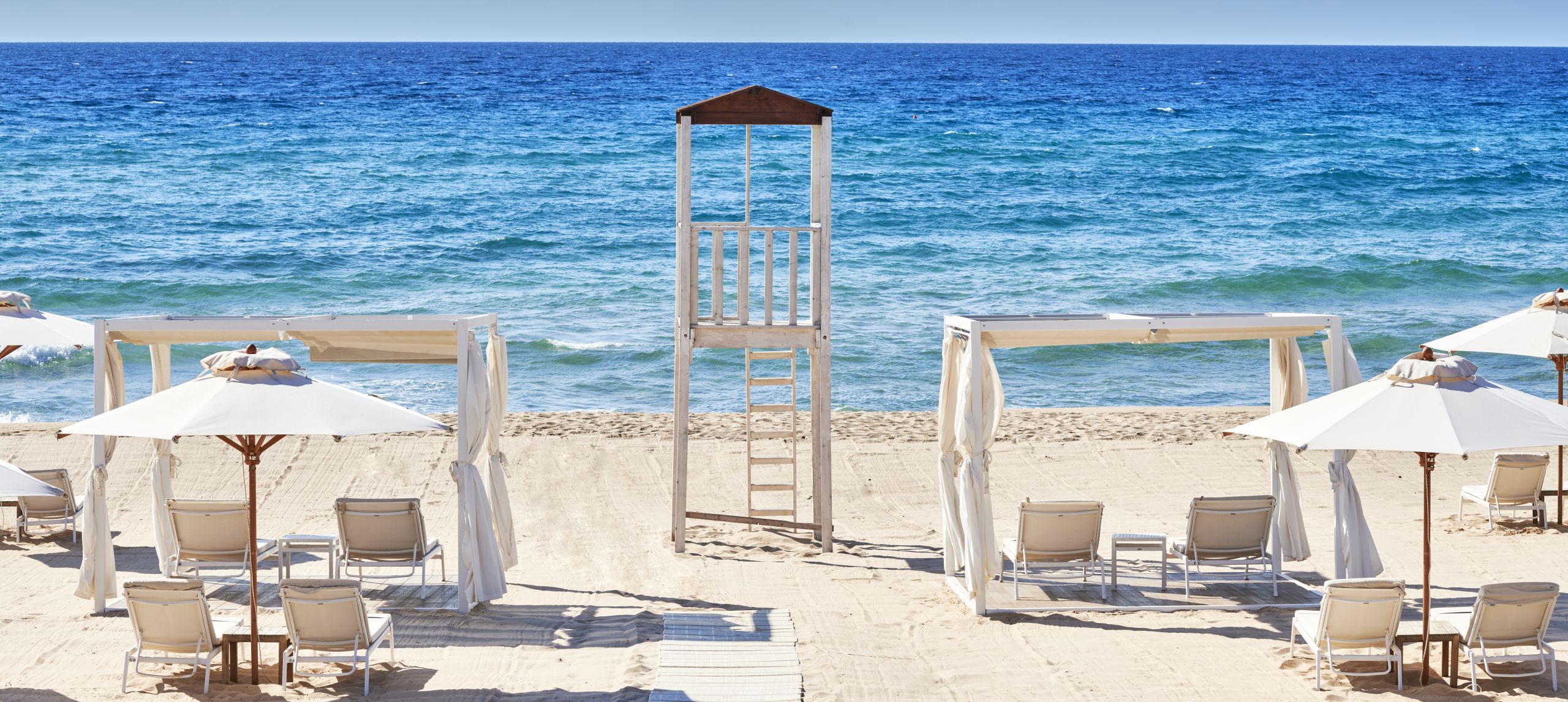 Sedute su una spiaggia di sabbia