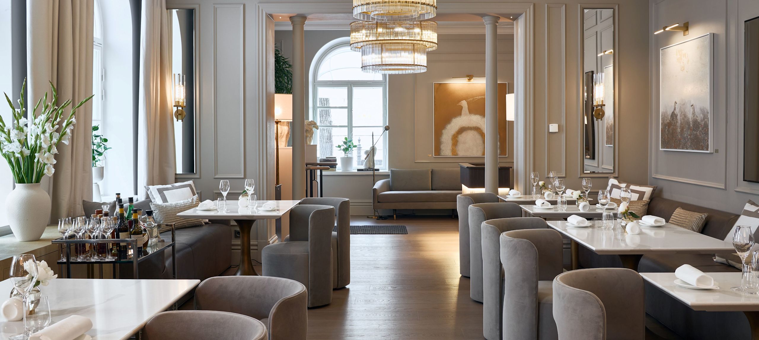 Restoran dengan tempat duduk yang lembut, cahaya alami, dan lampu gantung