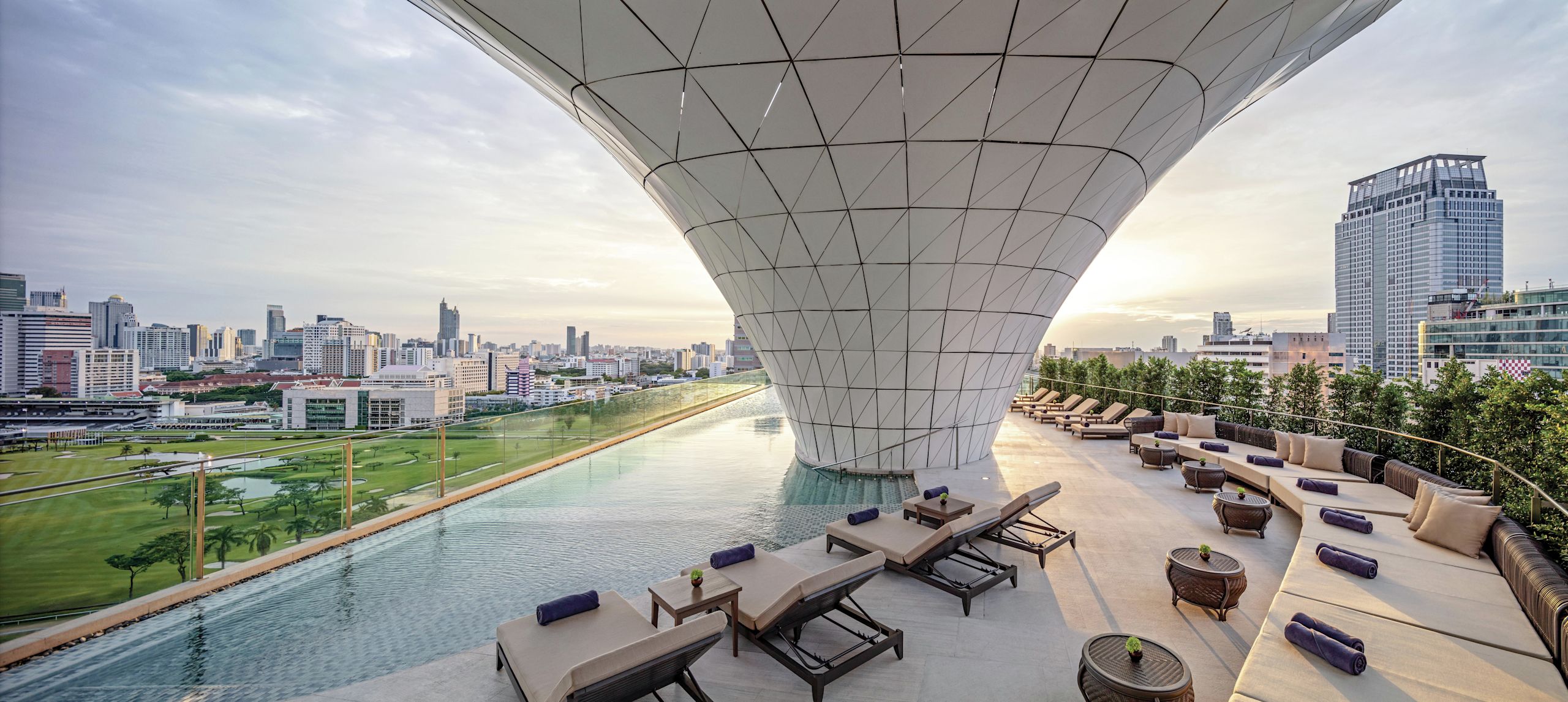 온도 조절이 가능한 야외 수영장