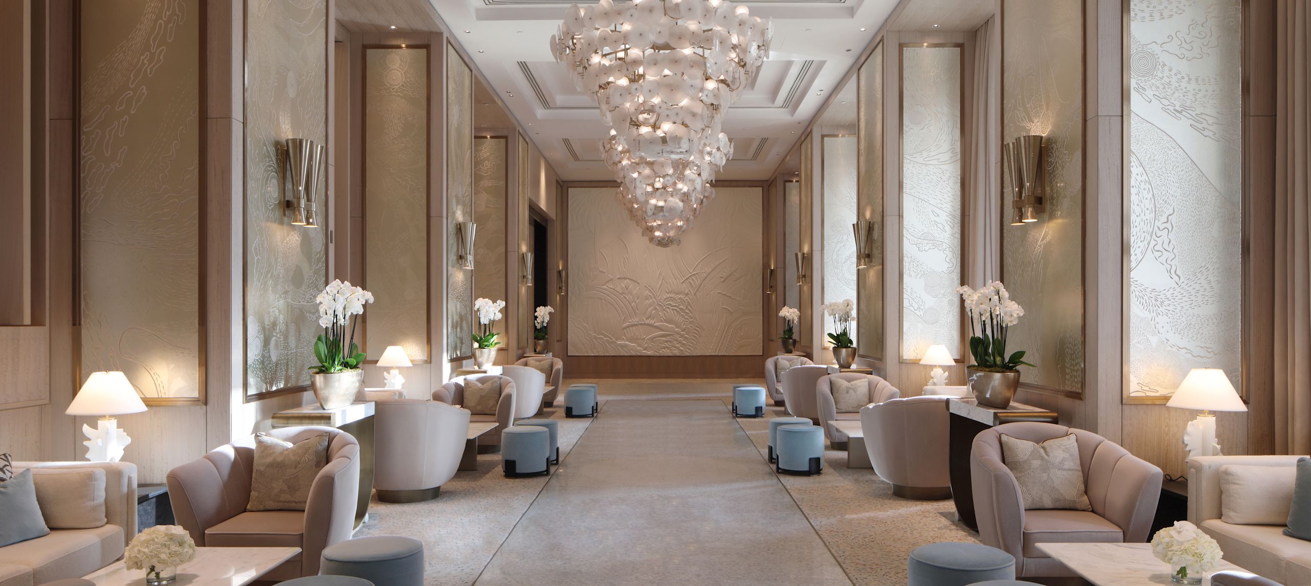 Restoran Lorong Merak dengan Lampu gantung Besar