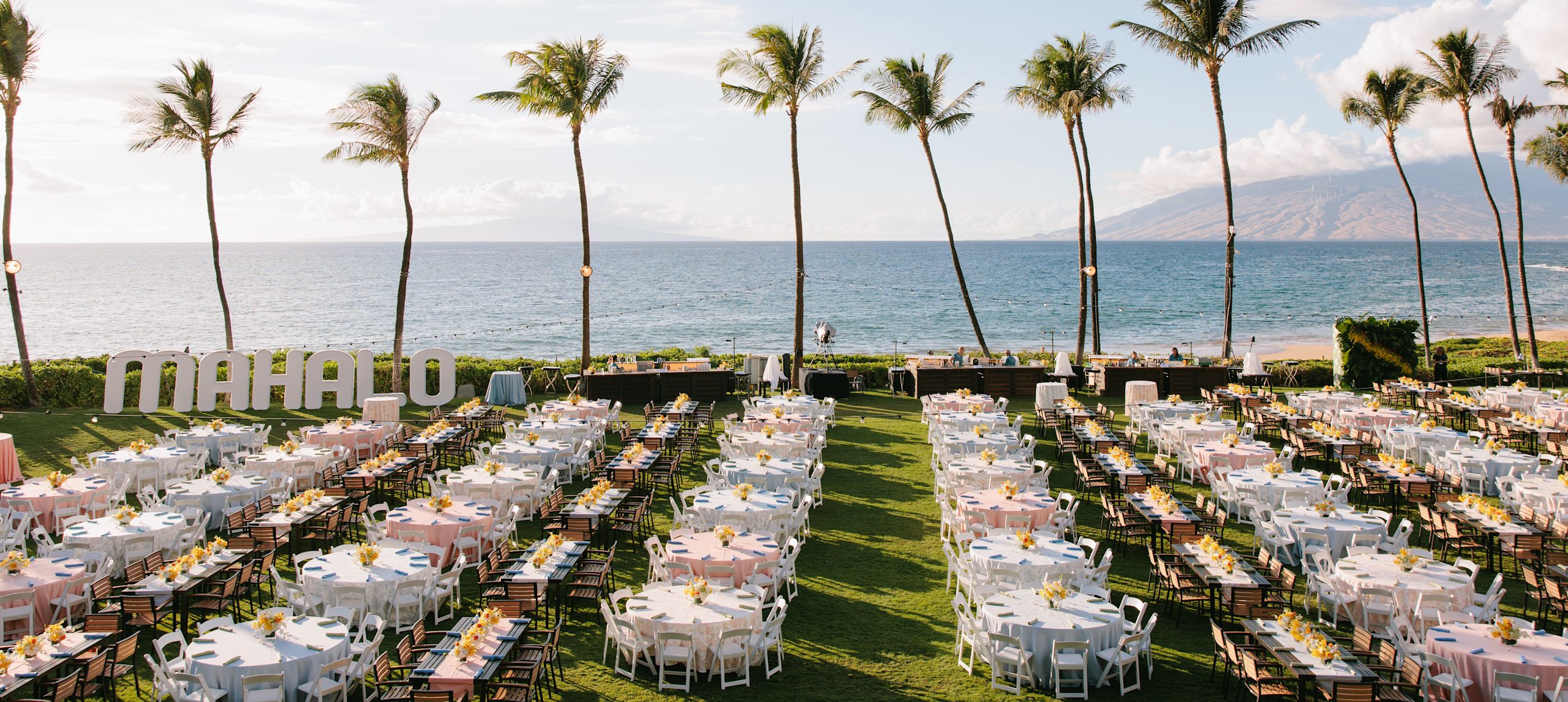 Garten Molokini mit Tischen und Stühlen