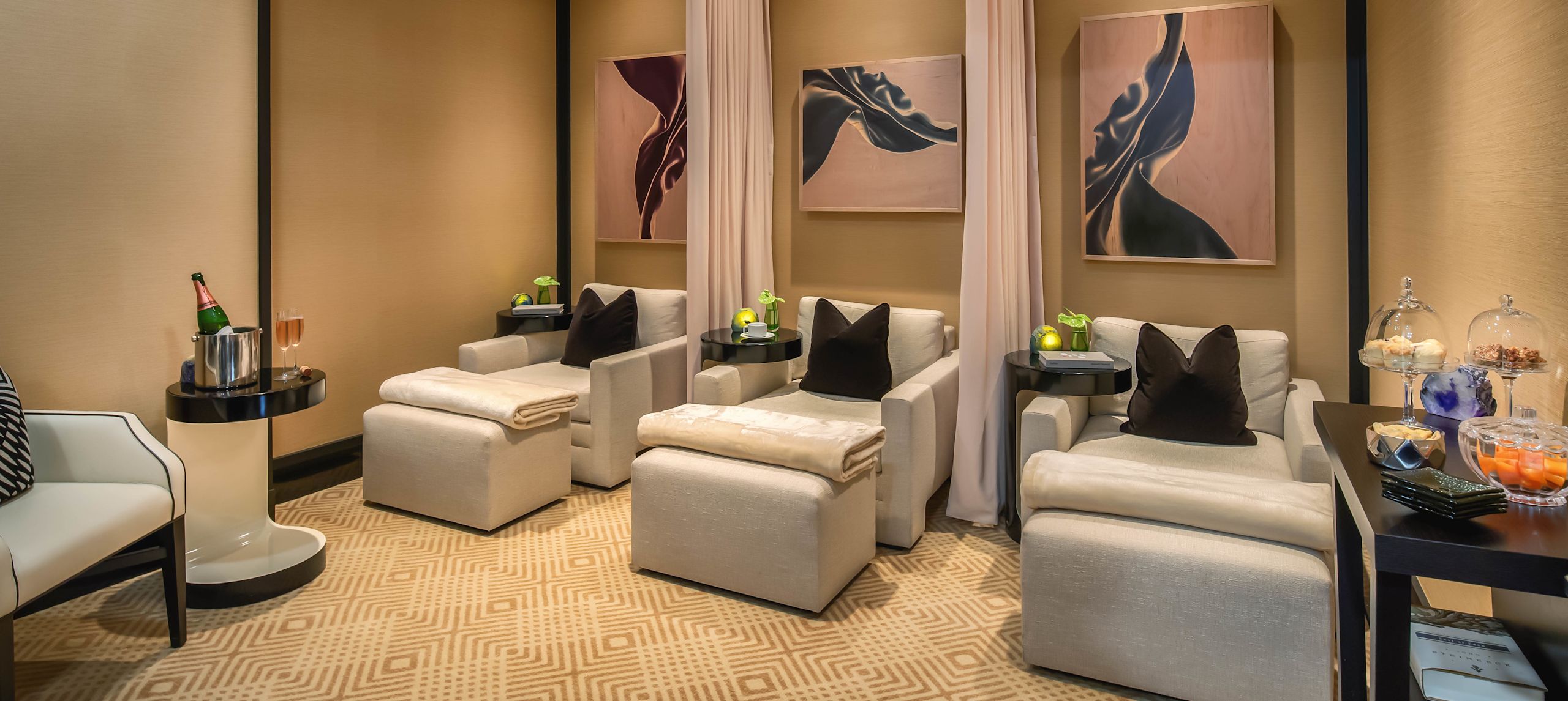 带有香槟的水疗休息室