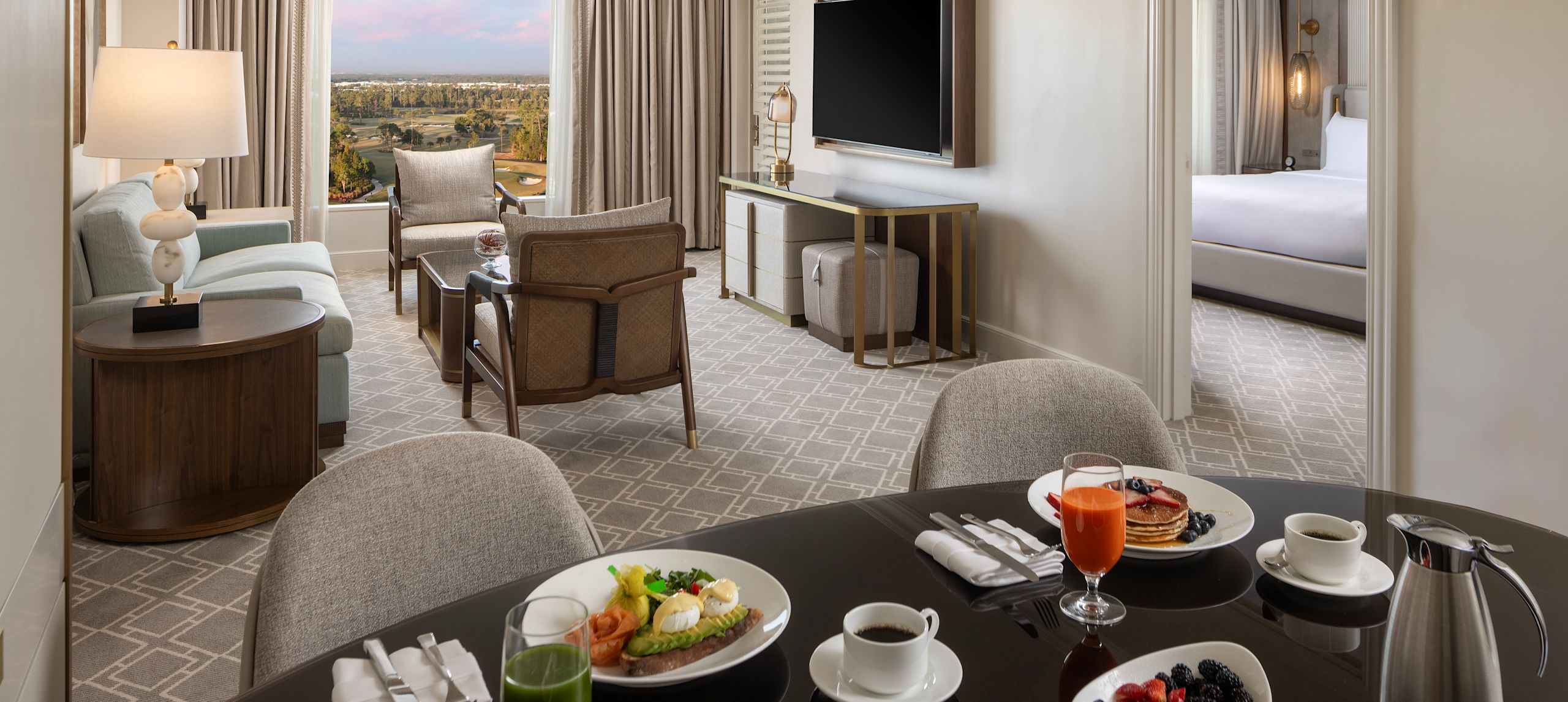 salon et coin repas d'une suite, vue de la fenêtre, service d'étage non compris dans la chambre