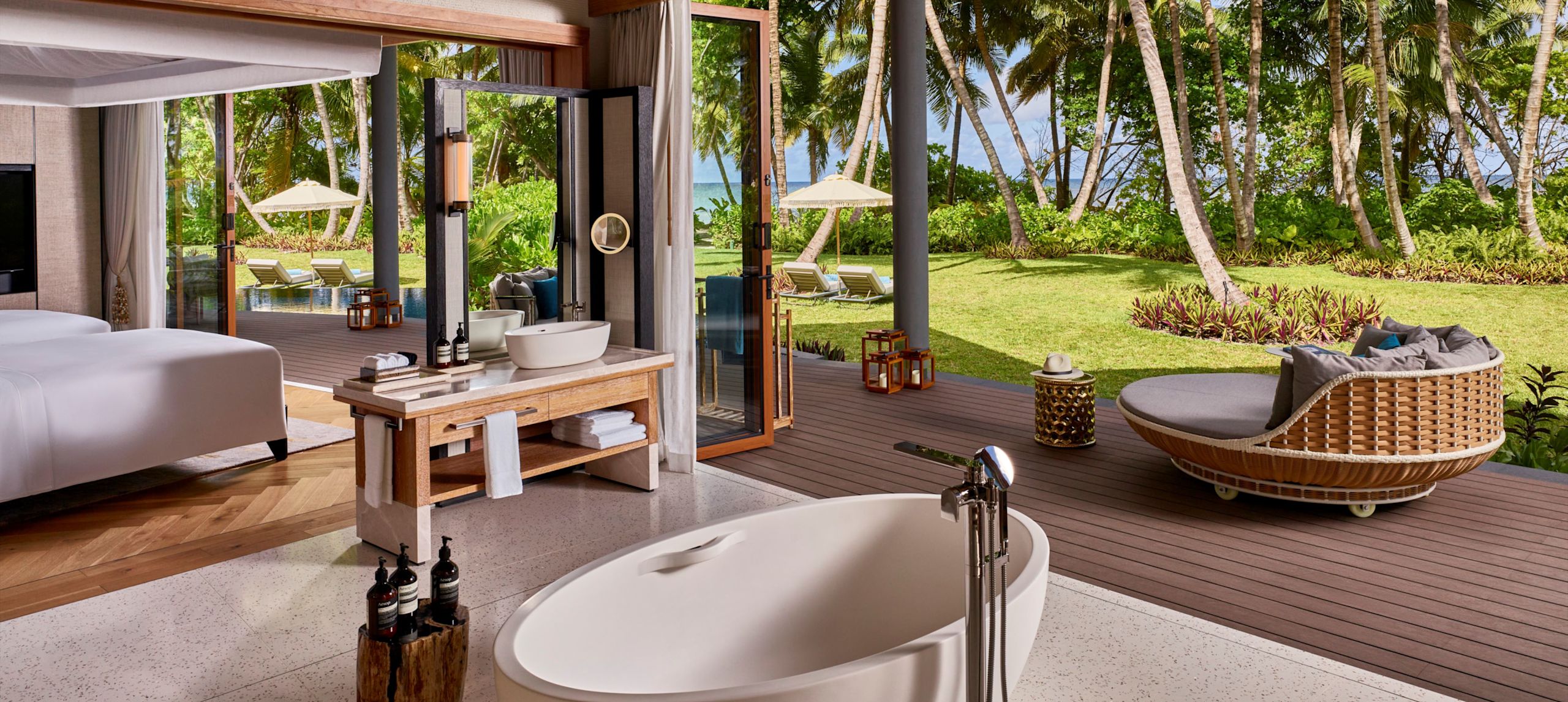 Suite Bathroom with Bathtub and Garden View-previous-transition