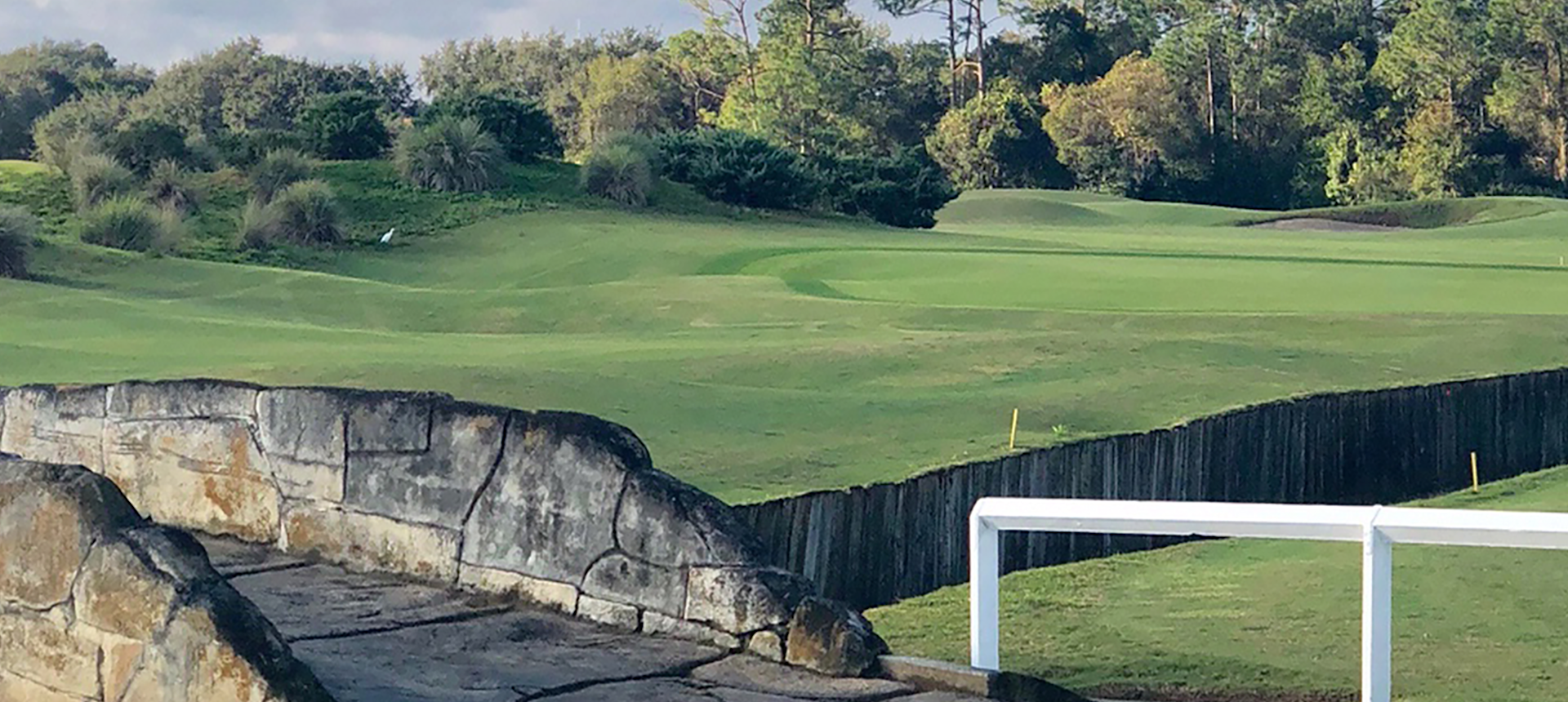 Menautkan lapangan golf