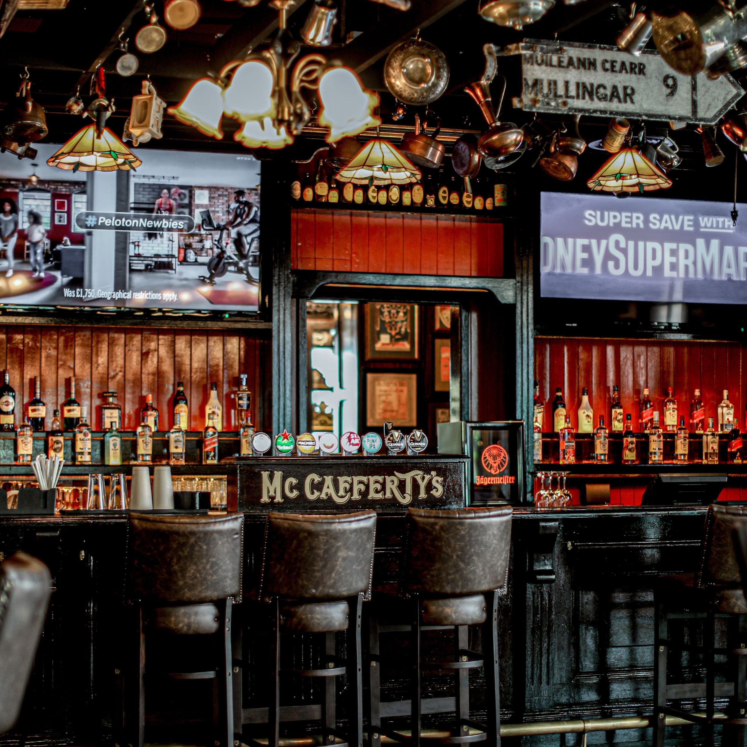 tabourets de bar assis devant le bar