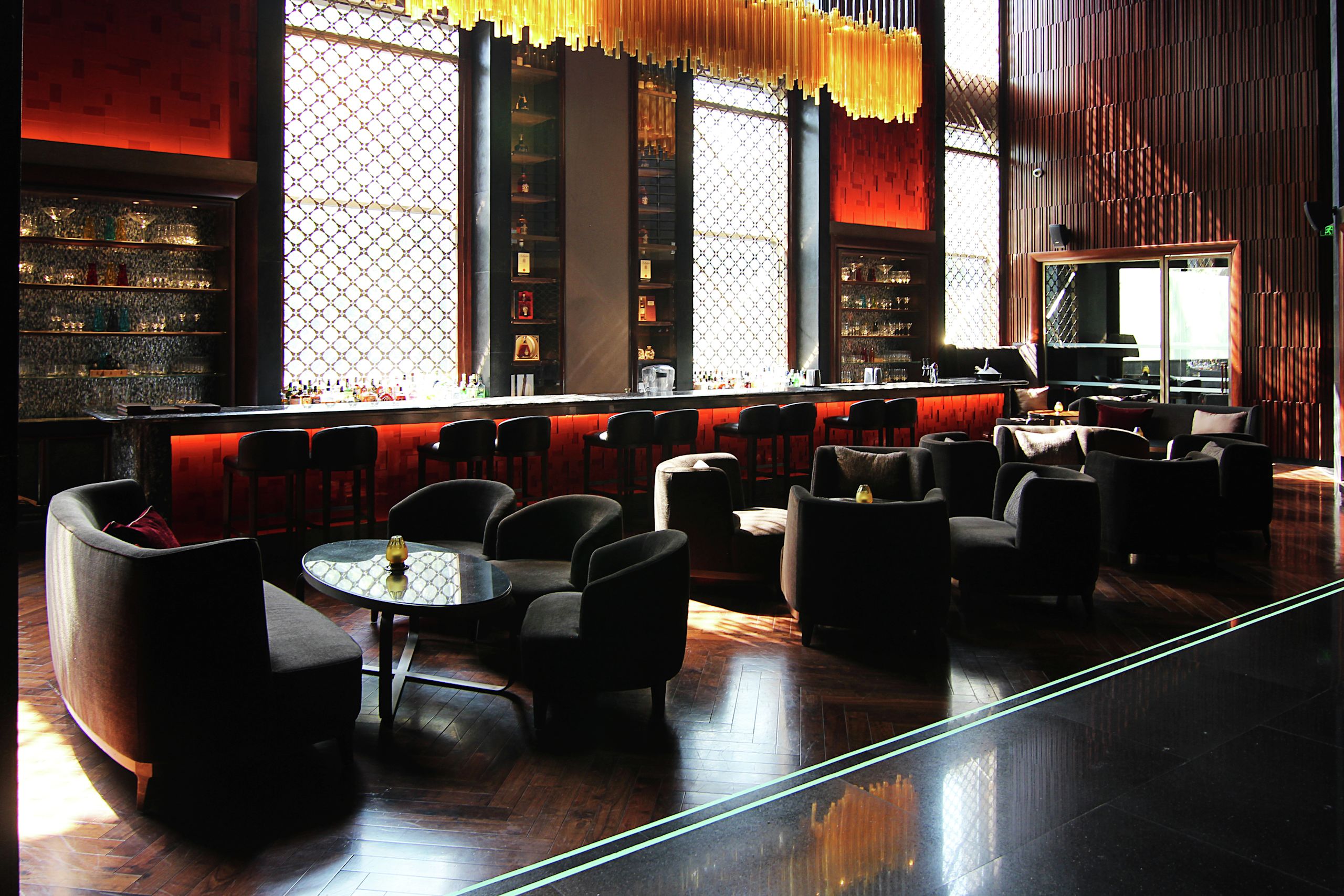 Zonă de bar cu mese și scaune