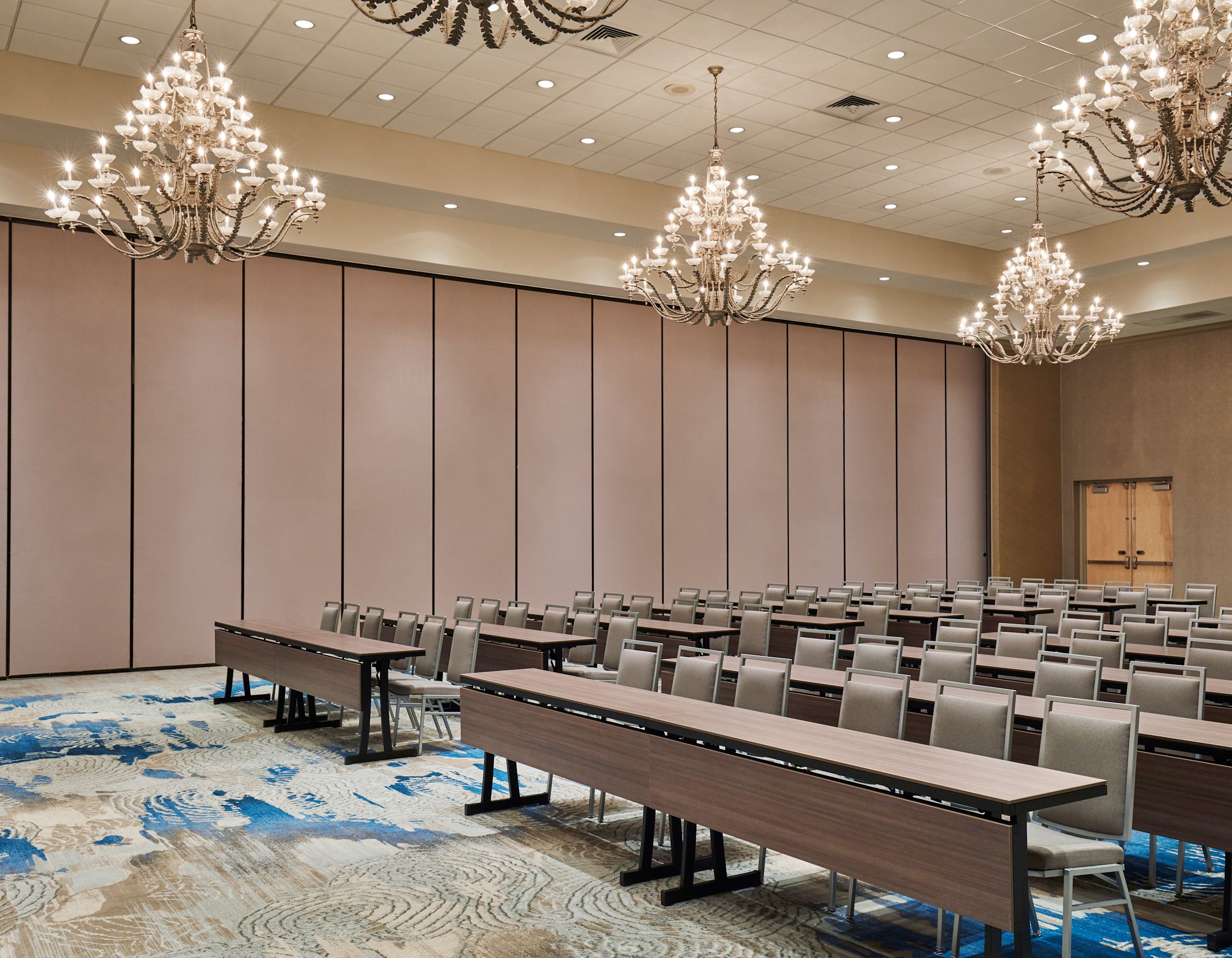 Salón de fiestas con montaje tipo aula