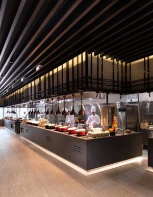 Demeter Restaurant에서 뷔페를 준비하는 셰프