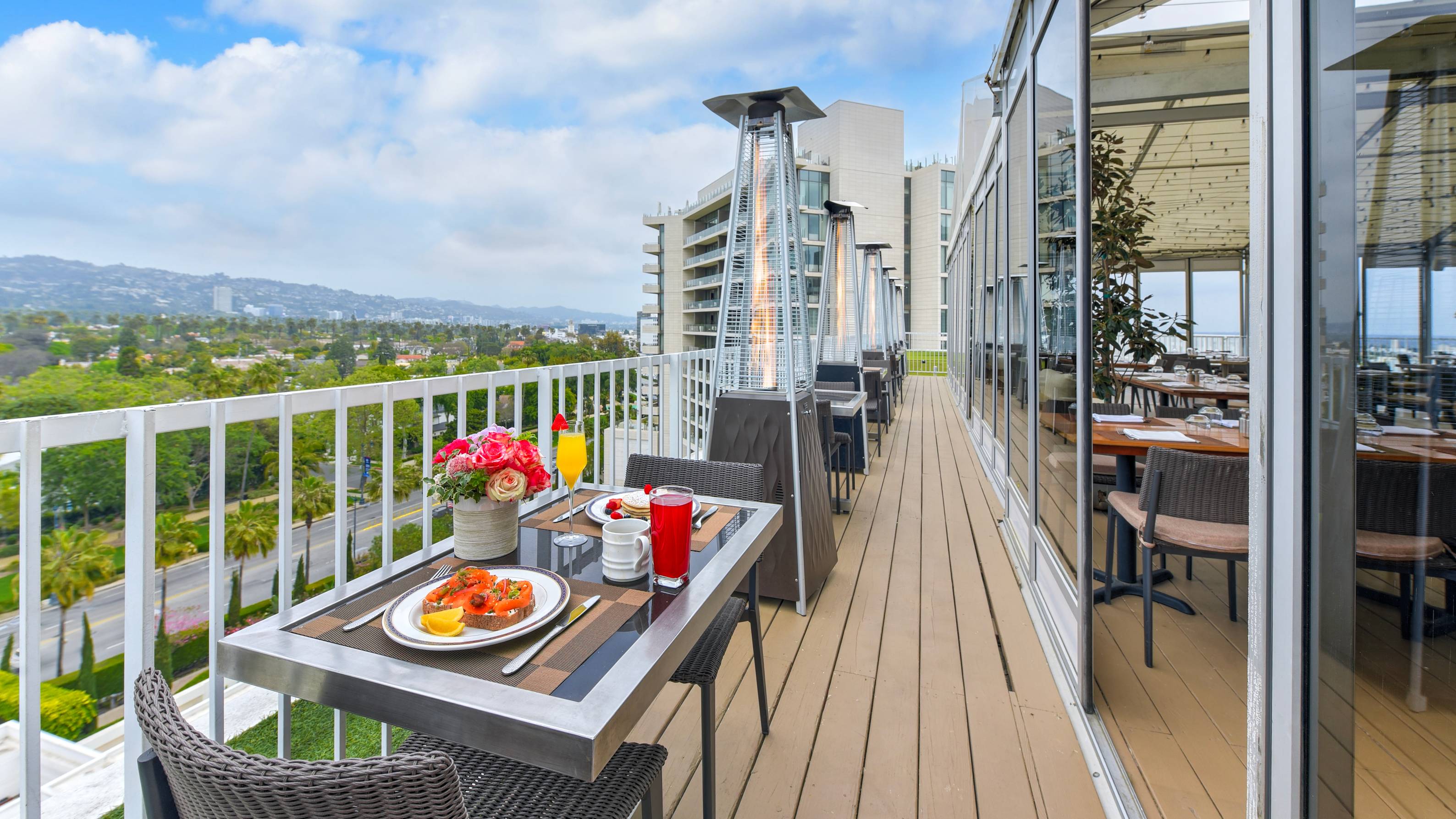 Terrasse des Restaurants "CIRCA55", Esstisch, Blick auf die Stadt