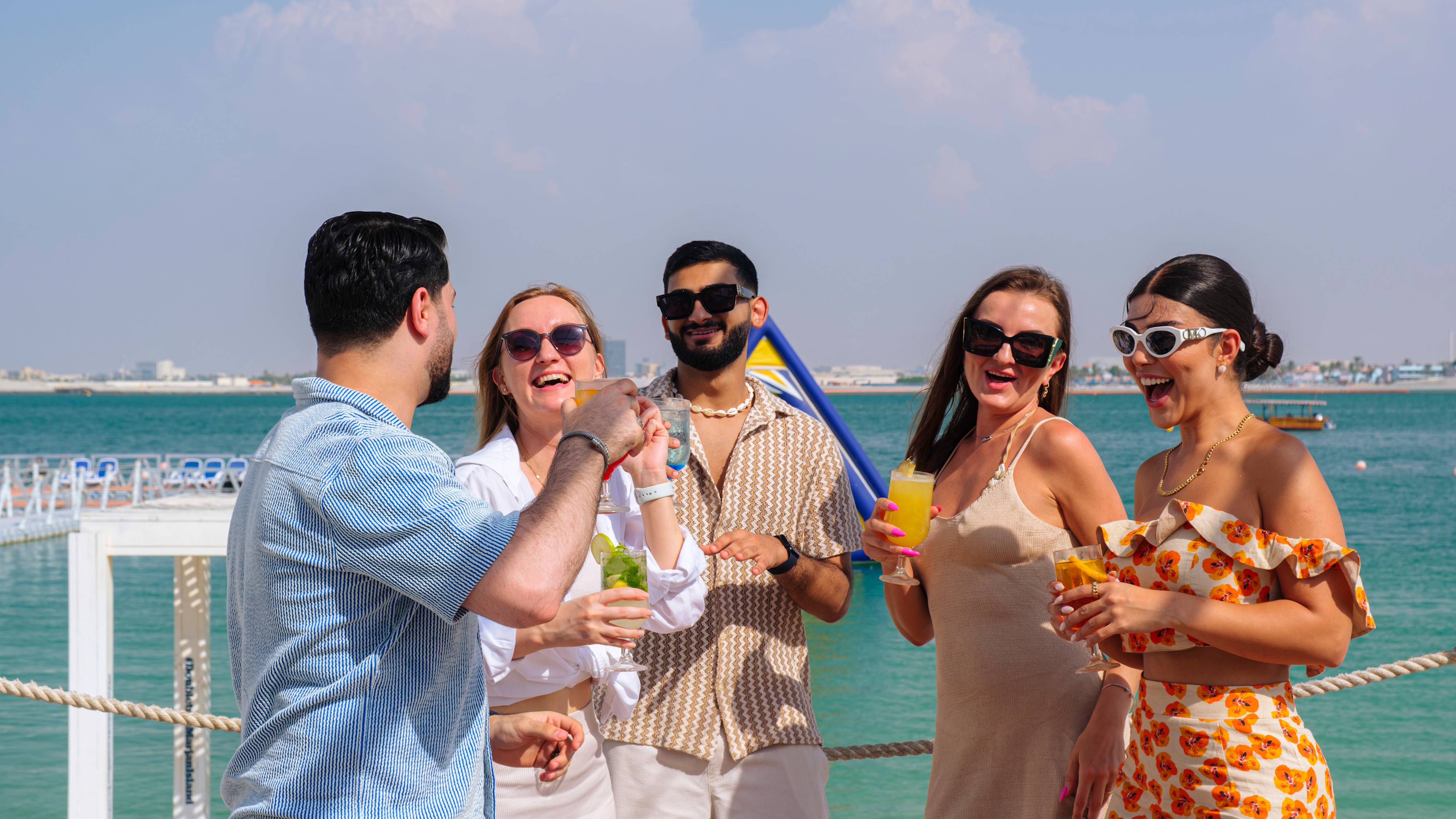 Приятели, които се наслаждават на брънч