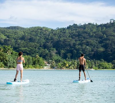 Paar auf dem Wasser auf einem Stand Up Puddle Board