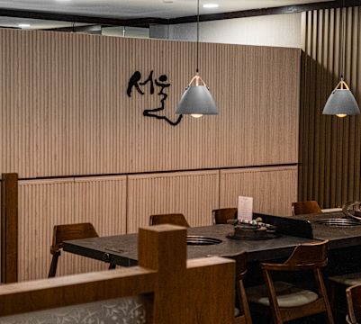 Strefa restauracji ze stołami, krzesłem i oznakowaniem