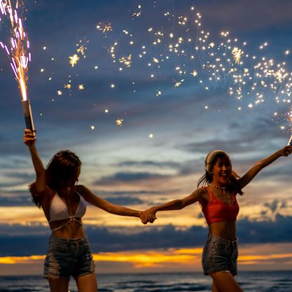 Sahilde Yeni Yılı Kutlayan İki Kadın