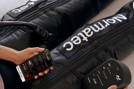 femme avec les jambes enveloppées dans la machine