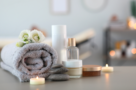 serviette roulée, tétines, fleurs, bottels