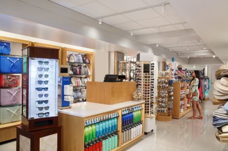 Wanita Berbelanja di Toko Hadiah