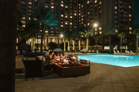 Area duduk luar ruangan dengan keluarga yang duduk di bundaran api