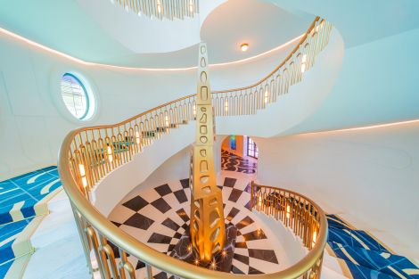 らせん階段のショット