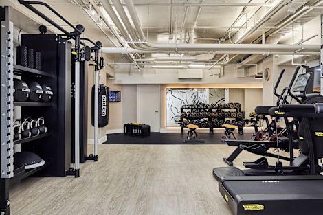 웨이트 및 기타 현대식 장비를 갖춘 피트니스 센터