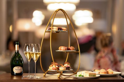 軽食、シャンパン、ペストリーをご用意したアフタヌーンティーサービス