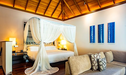 غرفة نوم في جناح مع أريكة مريحة