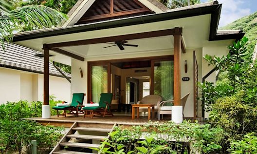 شرفة بمقاعد في غرفة النزيل بالفندق