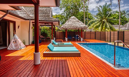 منطقة حمام السباحة الخارجي في غرفة نزيل