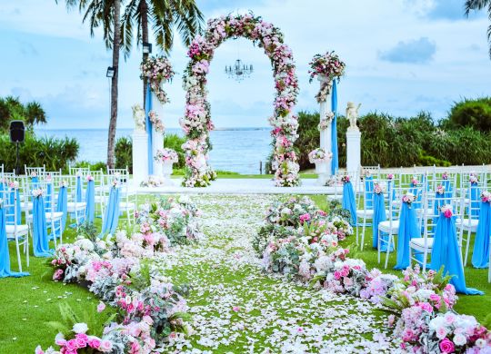 カラフルな花で作ったアーチは、庭園でのウェディングに最適です。