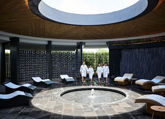 adultes dans le salon du spa