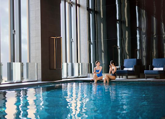 Amenities Gasten ontspannen in het hotel met eigentijdse interieurs en uitzicht op de stad.