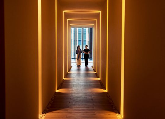 Due donne che camminano lungo il corridoio della spa