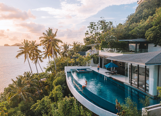 Exterior do hotel Conrad Koh Samui com piscina ampla e vista para o mar