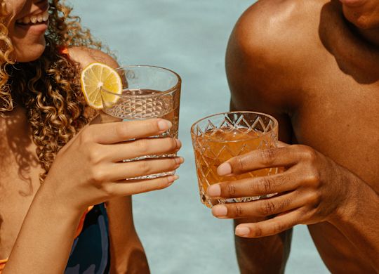 Cuplu care bea în zona piscinei