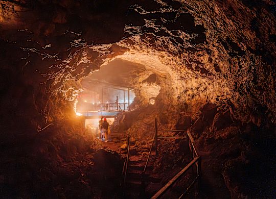 Gente caminando por el restaurante Lava Tunnel