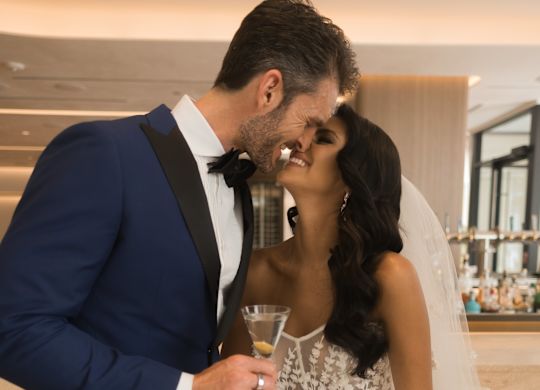 Couple buvant et s’embrassant le jour de son mariage