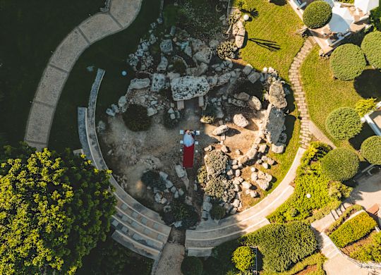 Para weselna stojąca razem w podwórzu w słoneczny dzień