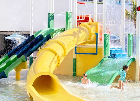 Copii care ies din paharul cu apă pentru copii mici.